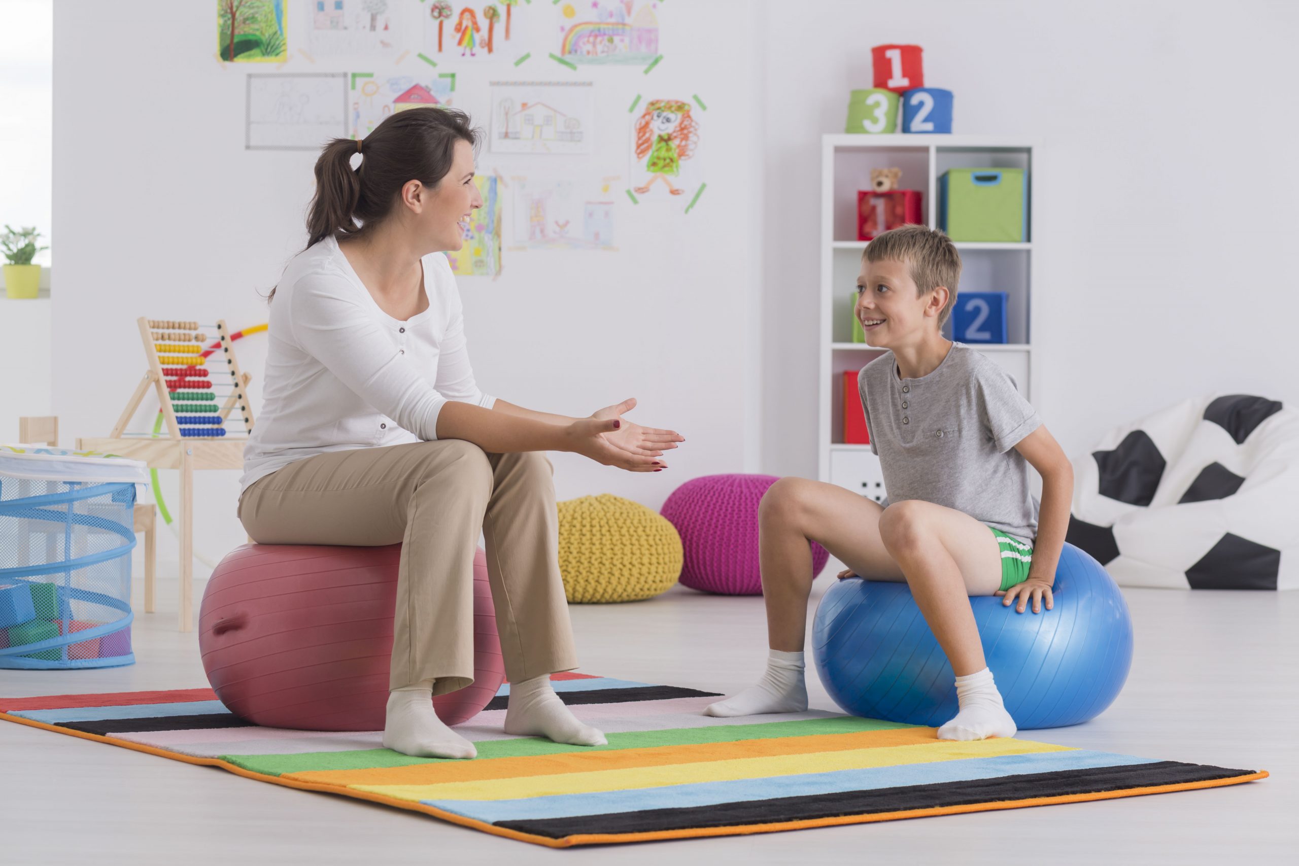 c'est une photo qui représente une sophrologue en séance avec un enfant